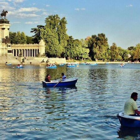 Por Los Pasos De Goya, Parque Retiro Madrid Esterno foto
